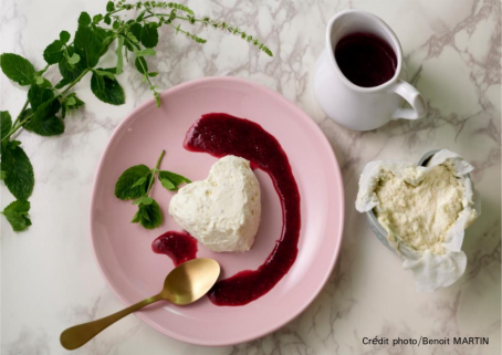 Le traditionnel Crémet d'Anjou servi avec des fruits rouges, spécialité culinaire incontournable près de votre gîte en Maine-et-Loire.