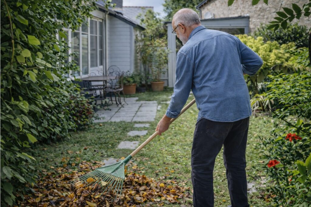 Préparatifs du jardin au Relais de Mont avec ramassage des feuilles et entretien paysager avant l’accueil des visiteurs