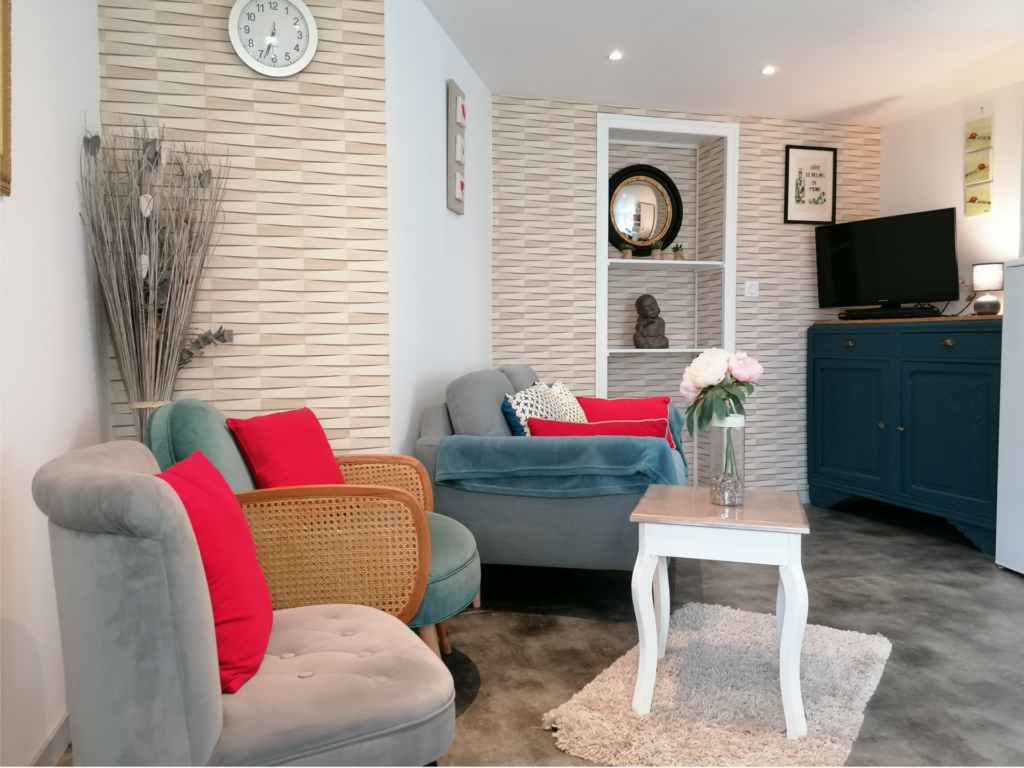 Pièce de vie lumineuse avec cuisine moderne aménagée et salon confortable pour 4 personnes.