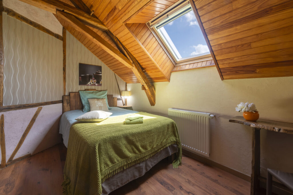 Chambre lumineuse équipée d'un lit de 120 cm, avec literie de qualité hôtelière idéale pour un adulte ou un enfant au gîte Le Relais de Mont en Anjou.