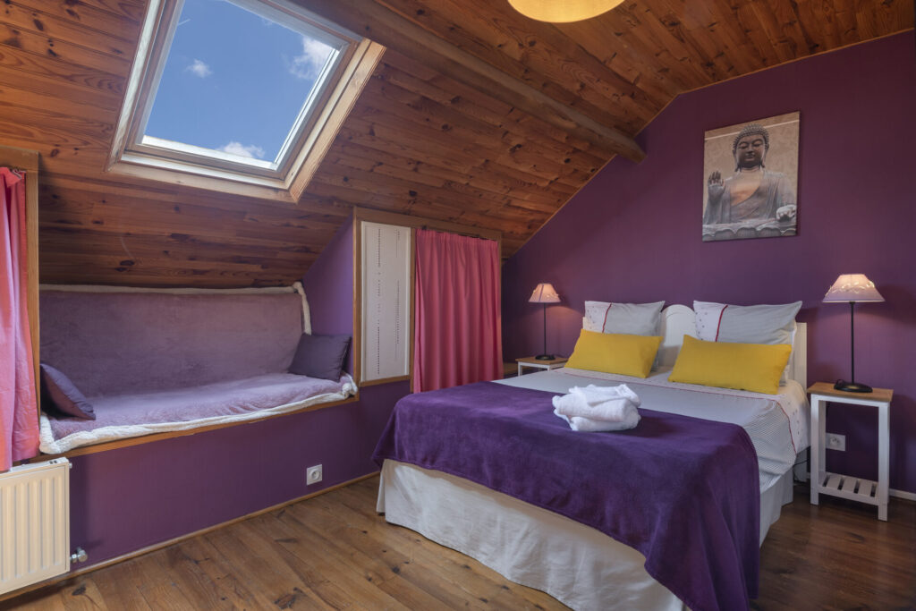 Chambre parentale avec literie de qualité hôtelière et décoration soignée au cœur du vignoble du Layon.
